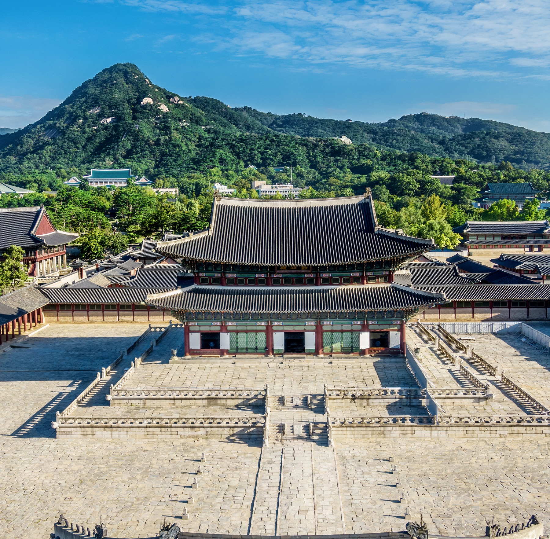 Official Royal Palaces and Tombs Center photograph of the Geunjeongjeon precinct